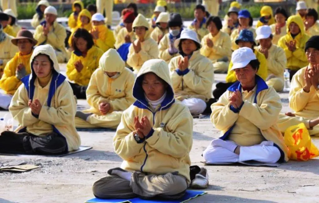 Protes Damai Falun Gong Melawan Represi China Di Hong Kong