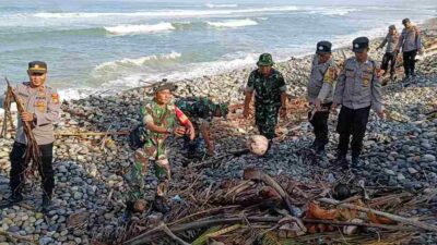 Kapolsek Kaur Tengah Ajak Warga Dan Tni Bersihkan Sepadan Pantai Hili