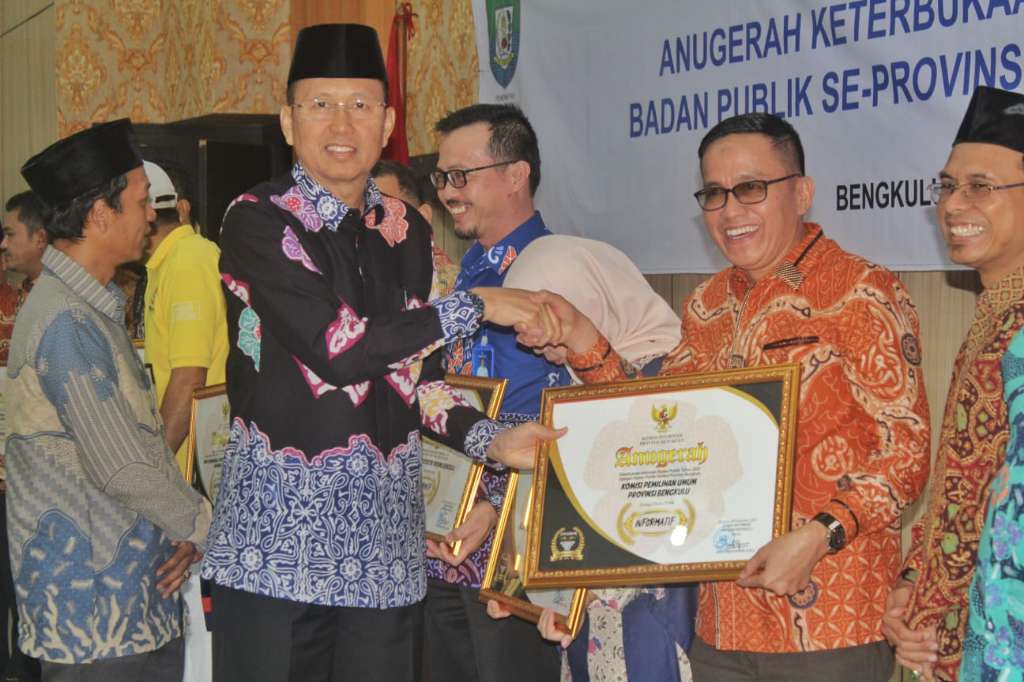 Sekdaprov Bengkulu Anugerahkan Penghargaan Keterbukaan Informasi Publik