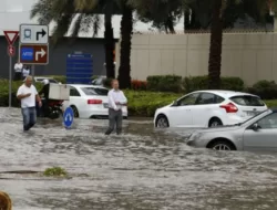 Banjir Parah Di Uea, Puluhan Warga Terjebak Di Kantor
