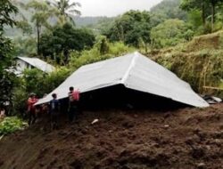 Hujan Deras Guyur Kabupaten Gowa, Rumah 10 Penghuni Tertimbun Longsor