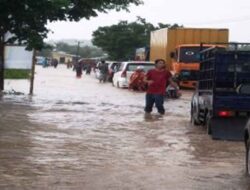 Banjir Rendam Batas Kota Jeneponto, Puluhan Kendaraan Terjebak