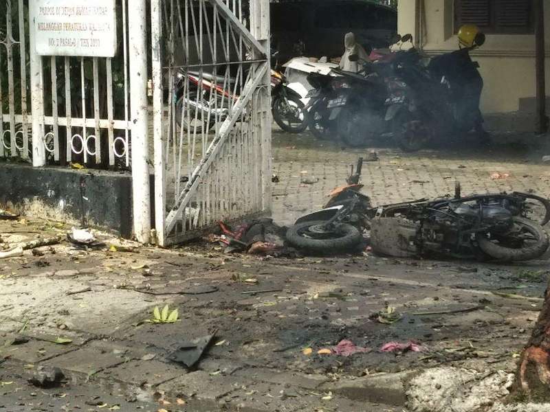 Terjadi Ledakan Diduga Bom Bunuh Diri Di Depan Gerbang Gereja Katedral Makassar