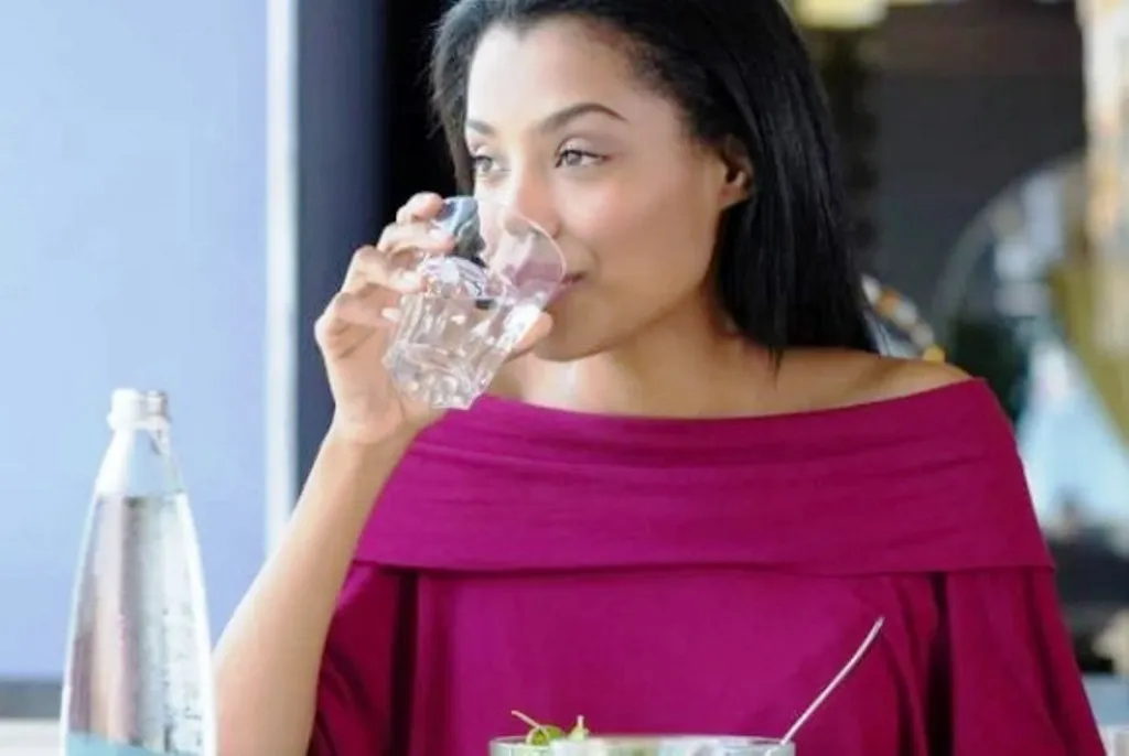 Fakta Atau Hoax, Benarkah Minum Air Putih Saat Makan Membuat Gemuk?