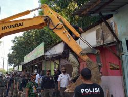 Tegas, Satpol Pp Kota Semarang Bongkar Lapak Pkl Di Mijen