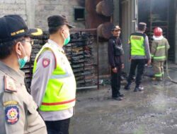Pabrik Eggtray Di Blitar Kebakaran, Personil Polsek Ponggok Datangi Tkp  