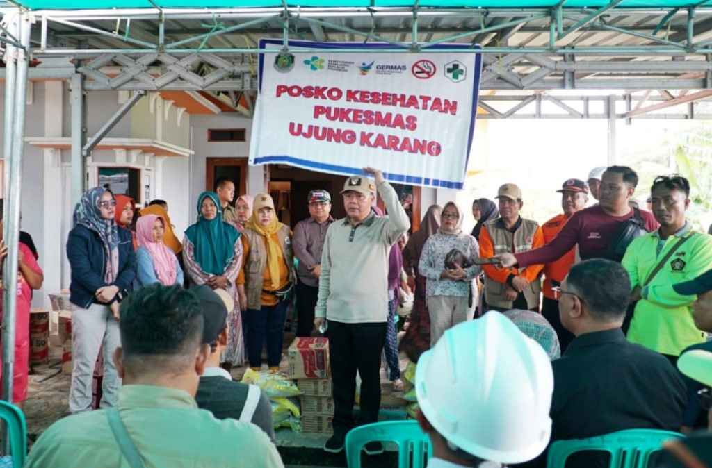 Sambangi Desa Dilanda Banjir, Gubernur Bengkulu Turun Beri Bantuan