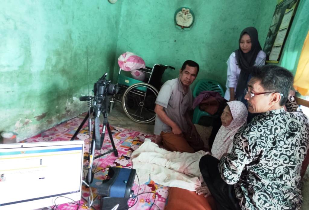Jemput Bola, Dukcapil Kota Bengkulu Rekam Data Warga Disabilitas Di Kelurahan Kandang
