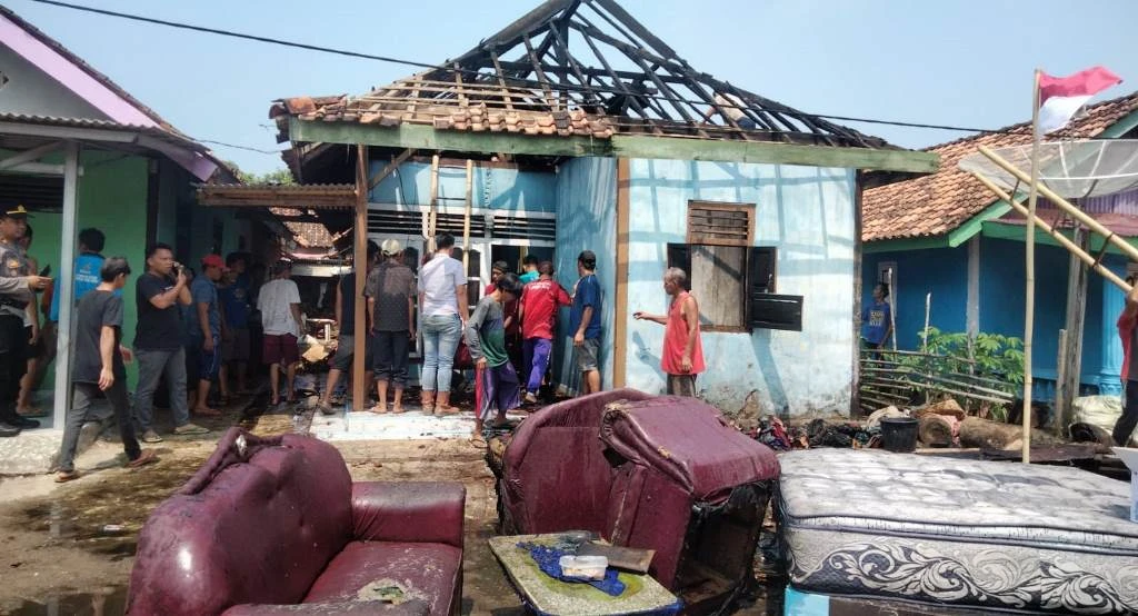 Korsleting Listrik, Rumah Warga Tanjung Agung Dilahap Jago Merah
