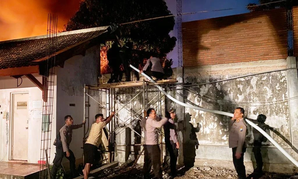 Kebakaran Gedung Eggtray Dan Pakan, Kapolres Blitar Kota Beri Respon Cepat