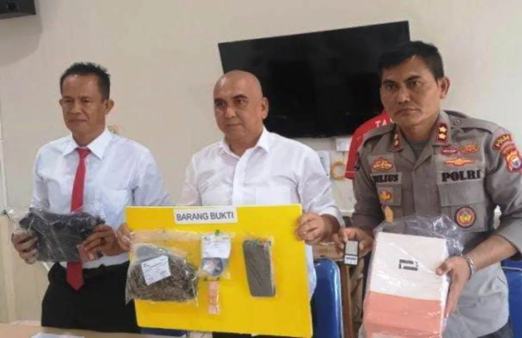 Simpan Ganja Di Kotak Sepatu, Mantan Anggota Polisi Ditangkap