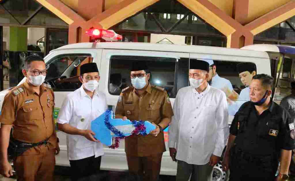 Pemkot Bengkulu Serahkan Ambulans Kepada Ldii Provinsi Bengkulu